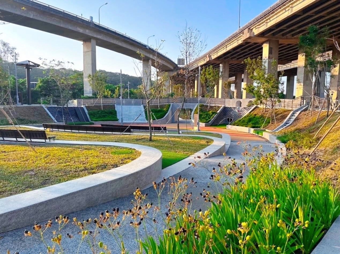 工務局「桃園市平鎮區平鎮運動公園遊戲場景觀改善工程」榮獲金質獎佳作