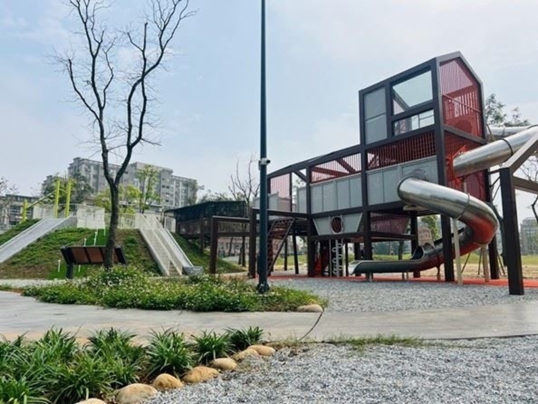 楊梅區四維兒童公園：走進眷村時光機。全台首座以「眷村記憶」為主題的旗艦公園，復刻經典「兩條龍」爬架與紅磚牆美學。三層樓高的「眷屋基地」旋轉滑梯與專為大孩子設計的「埔心街頭探索場」，讓人在楓香林環抱中，體驗兼具教育與冒險的文化氛圍。