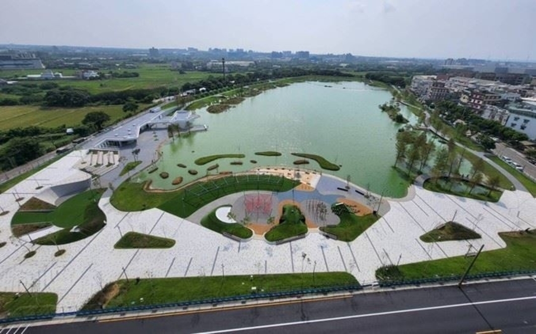 大園區華興池生態公園：水岸邊的極限運動場。坐擁壯闊水景，將地景坡度轉化為「極限山丘」挑戰區。除了適合放電的冒險森林，更設有濱水步道，是桃園少見結合水域景觀與高強度體能設施的複合式空間。