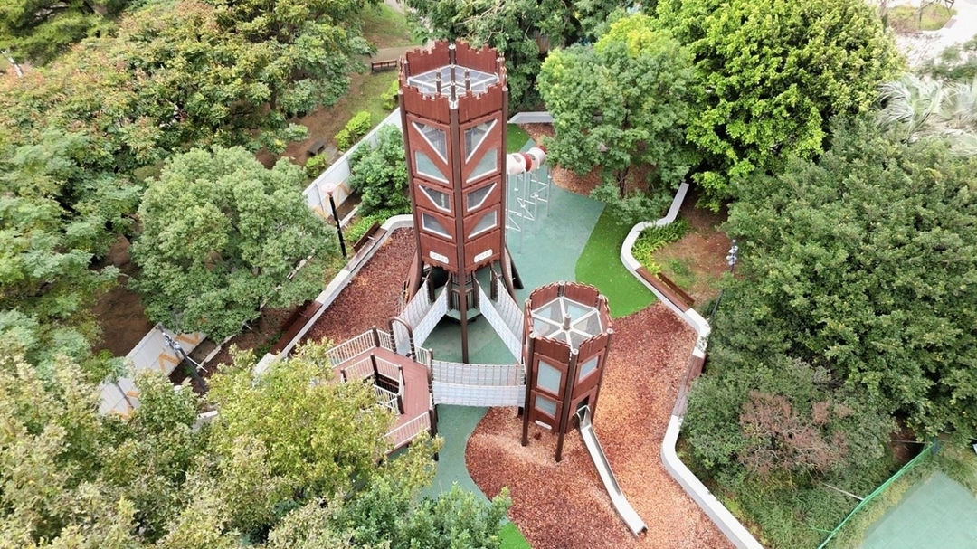 中壢區光明公園：深夜也能玩的秘密基地。強調城市跑酷與流線感設計，多變的穿梭空間適合各年齡層自主開發玩法。搭配園內浪漫的水景燈光與噴泉，是全家從白天到夜晚都能悠遊的散步勝地。