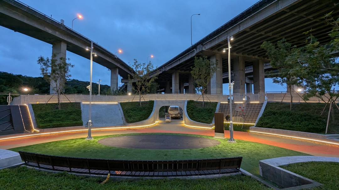 「平鎮運動公園遊戲場景觀改善工程」夜間照明(共2張)