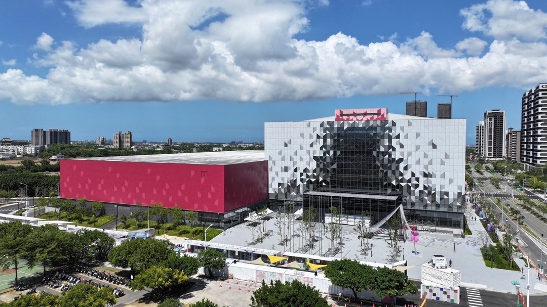 「桃園會展中心」榮獲2025年建築園冶獎，為桃園市大型展覽及會議指標性建築