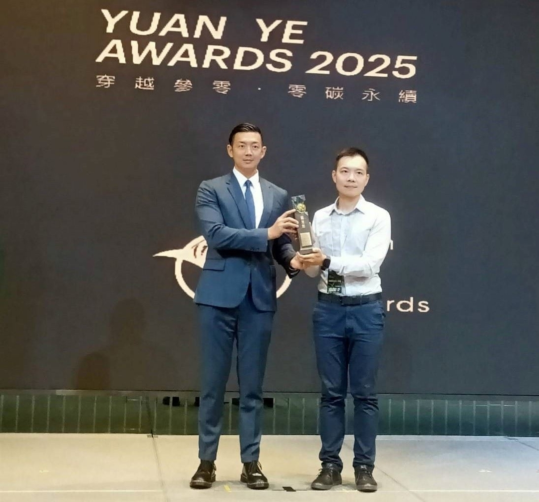 工務局吳冠杰副總工程司(右)代表領獎