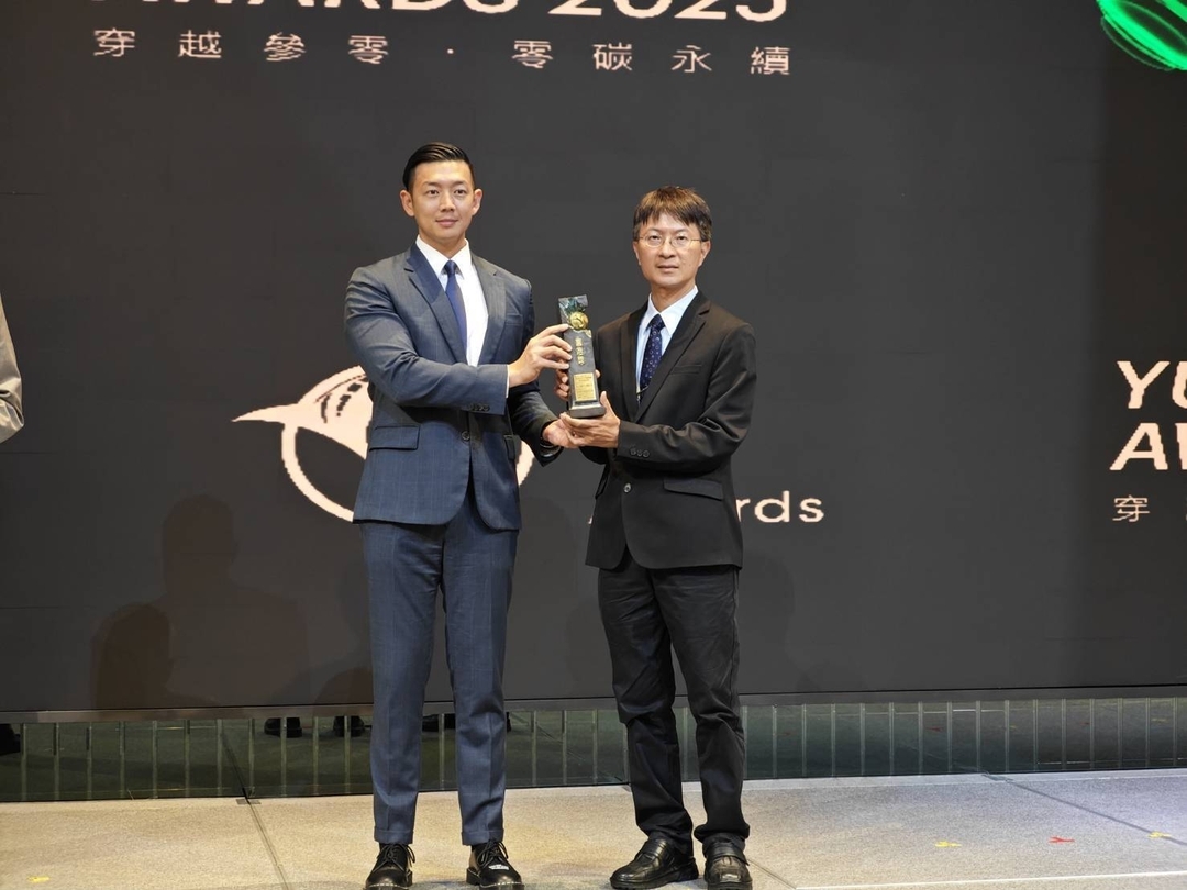 新工處許維庭副處長(右)代表領獎